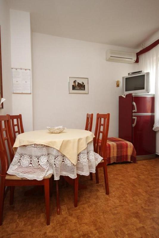 One-Bedroom Apartment with Terrace image 2