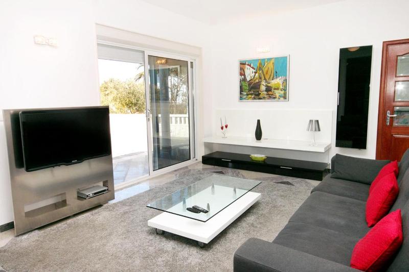 One-Bedroom Apartment with Terrace and Sea View image 2