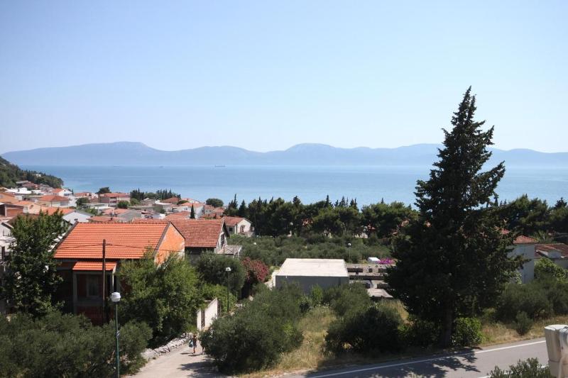 One-Bedroom Apartment with Balcony and Sea View image 1