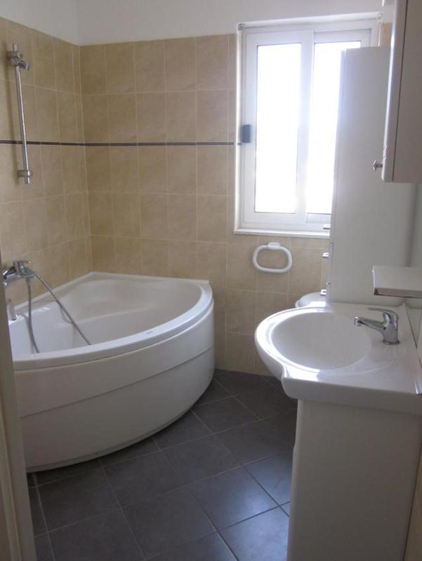 Three-Bedroom Apartment with Terrace and Sea View image 3