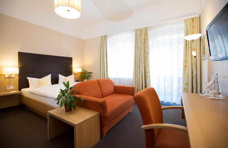 Comfort Double Room - Mountain and Street Side image 3
