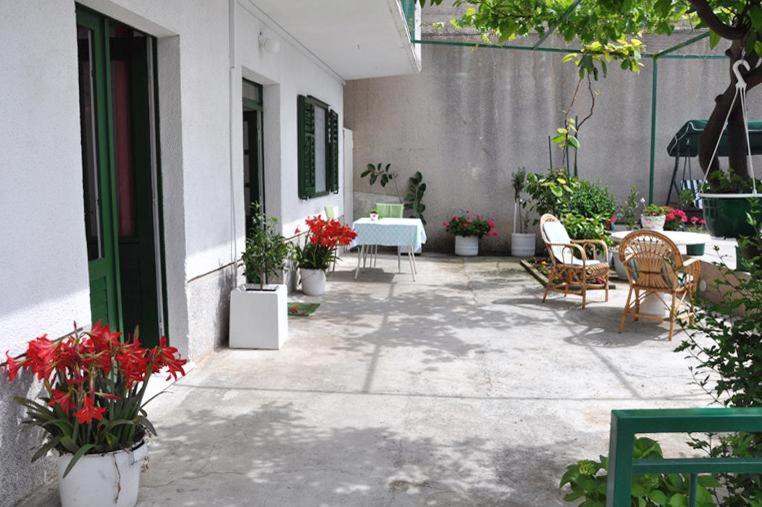 One-Bedroom Apartment with Terrace and Sea View image 2