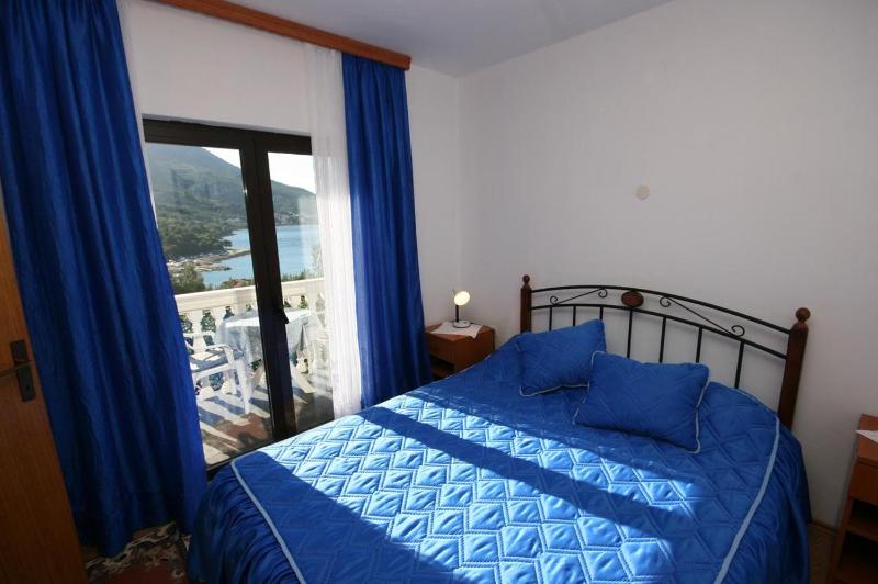 One-Bedroom Apartment with Balcony and Sea View image 3