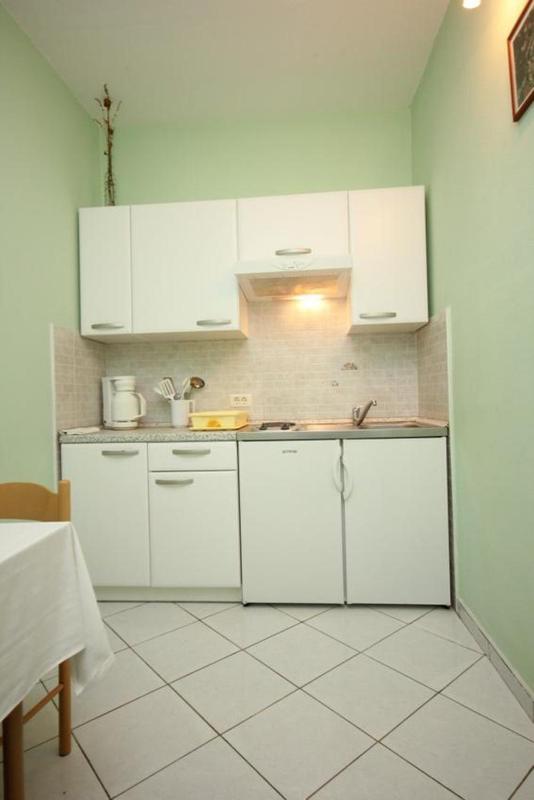 One-Bedroom Apartment with Terrace and Sea View image 1