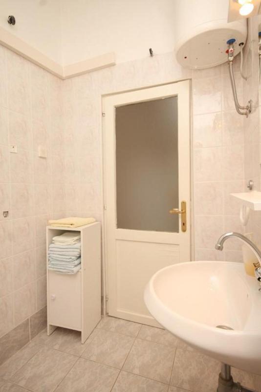 One-Bedroom Apartment image 2