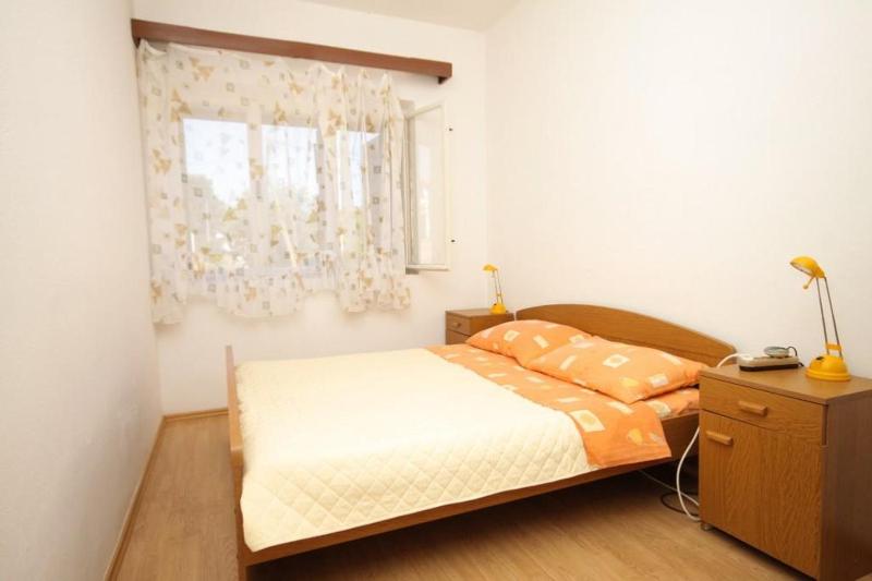 One-Bedroom Apartment with Terrace and Sea View image 3