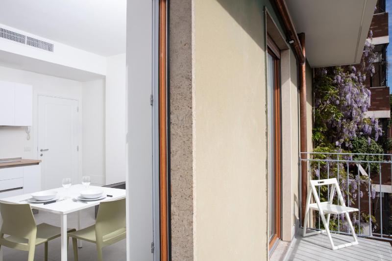 Studio with Balcony image 3