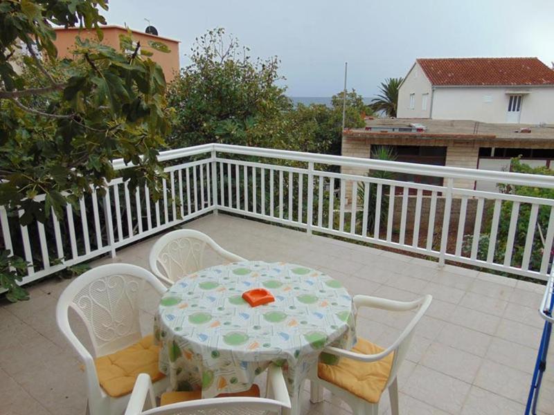 One-Bedroom Apartment with Terrace and Sea View image 1
