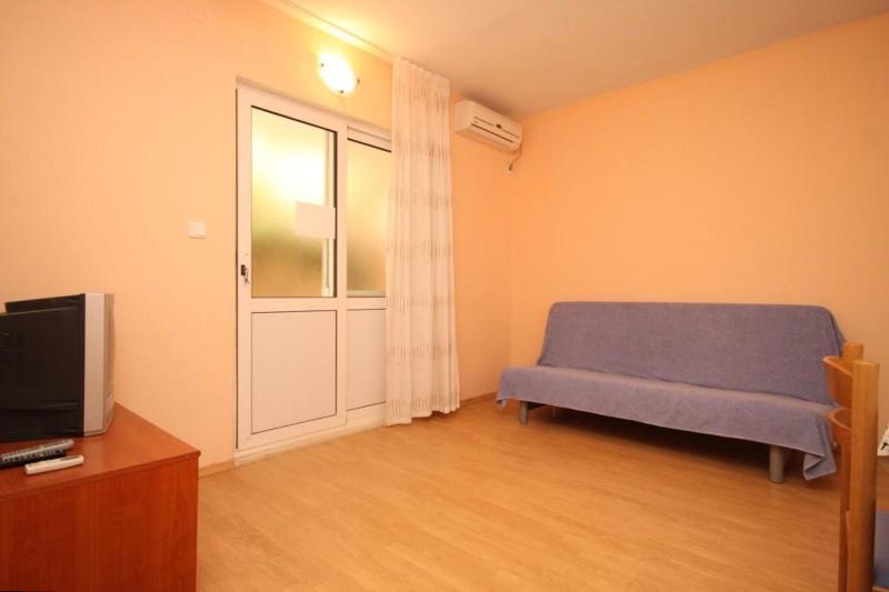 One-Bedroom Apartment with Terrace and Sea View image 1