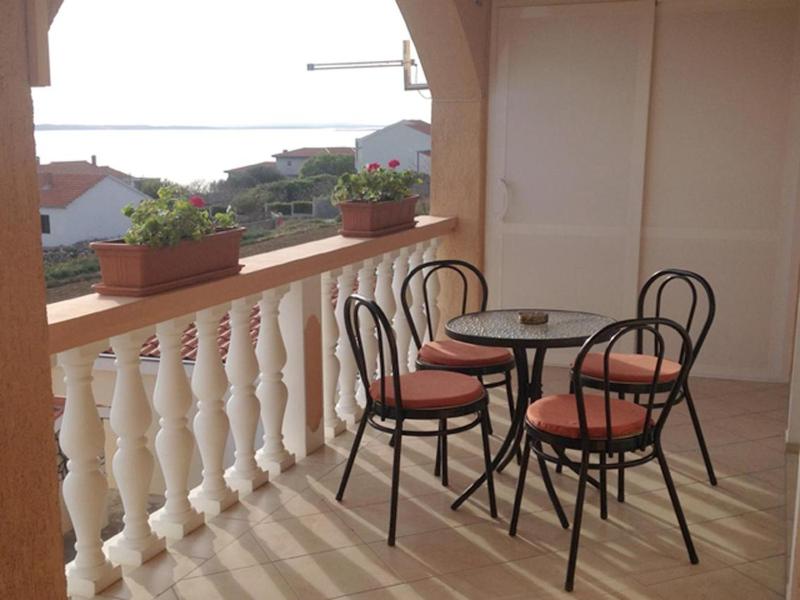 One-Bedroom Apartment with Balcony and Sea View image 1