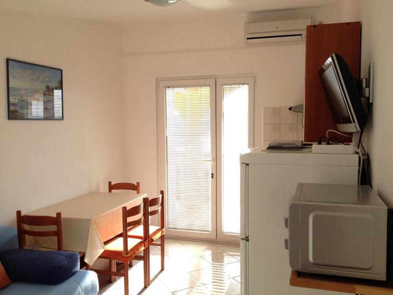 One-Bedroom Apartment with Balcony and Sea View image 1