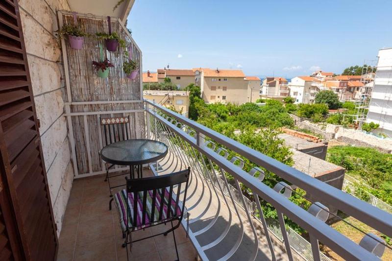 Studio with Balcony image 3