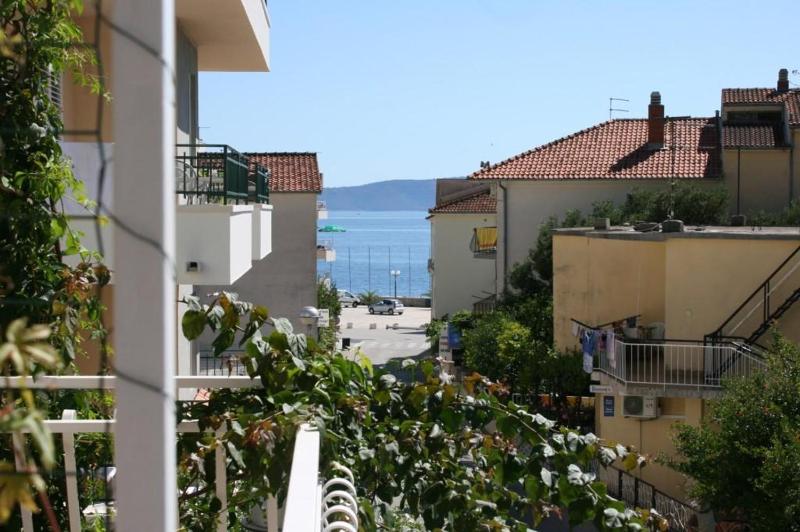 Studio with Balcony image 2
