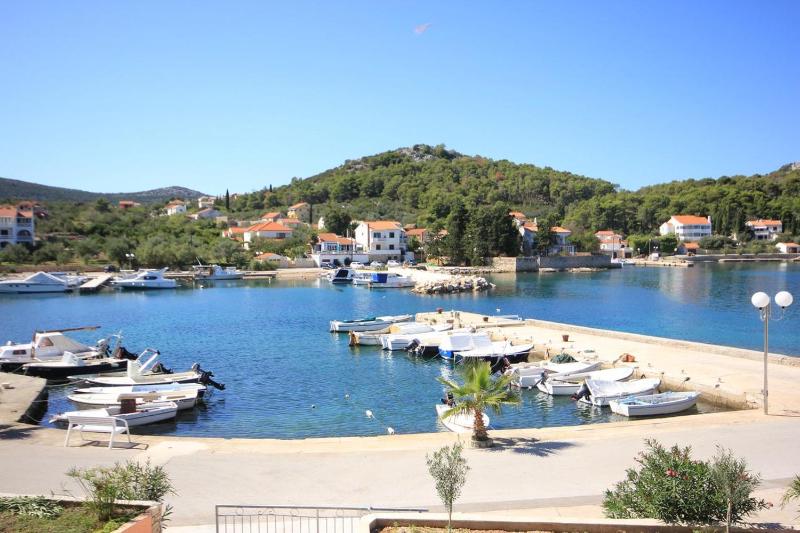 One-Bedroom Apartment with Terrace and Sea View image 3