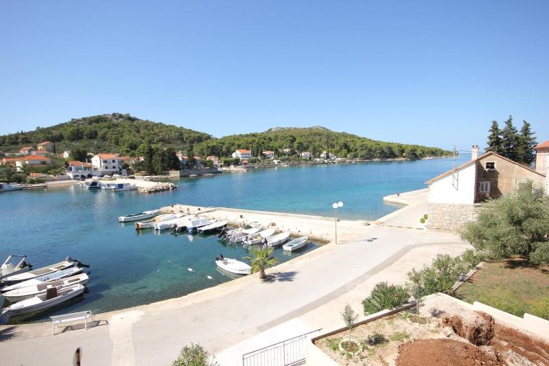 One-Bedroom Apartment with Terrace and Sea View image 3