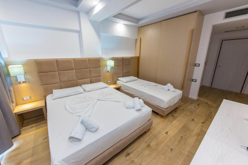 Triple Room with Balcony image 4