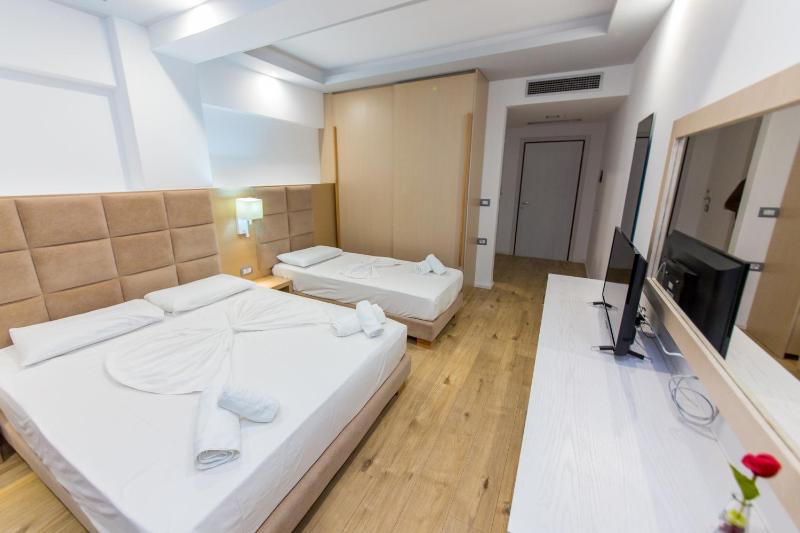 Triple Room with Balcony image 1