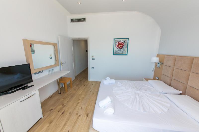 Two-Bedroom Family Room with Balcony and Sea View image 4