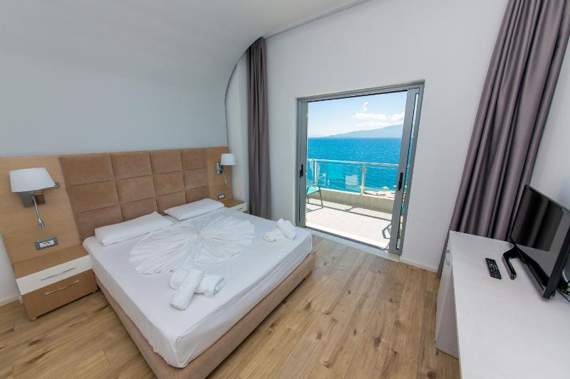 Two-Bedroom Family Room with Balcony and Sea View image 1