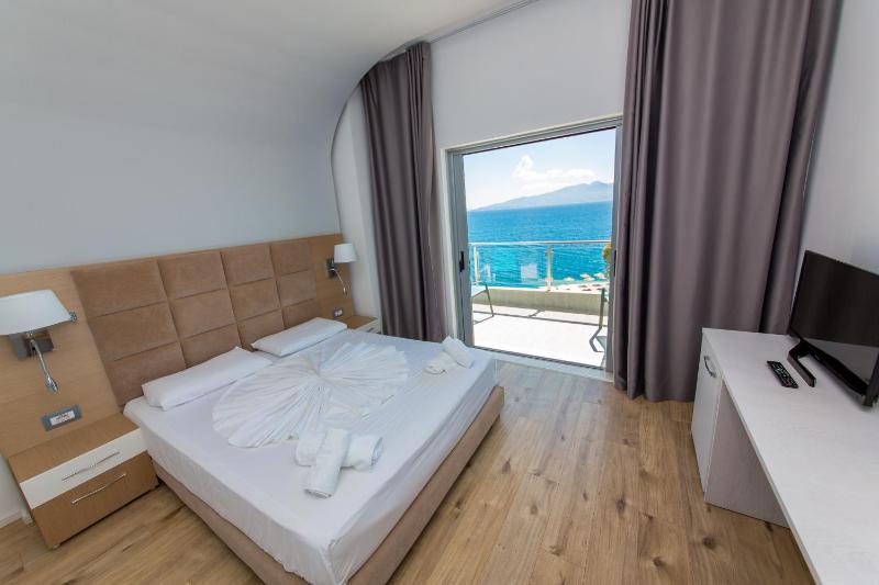 Two-Bedroom Family Room with Balcony and Sea View image 3