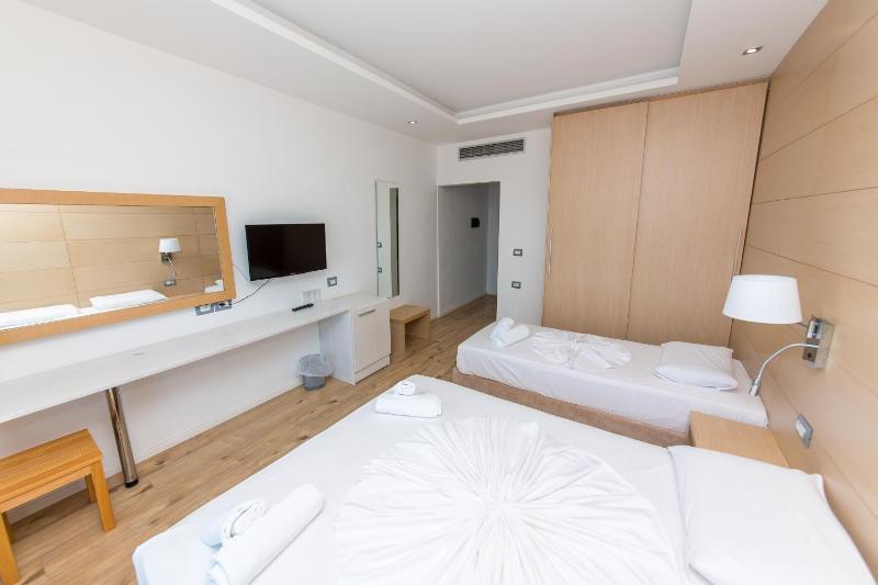 Triple Room with Balcony and Sea View image 2