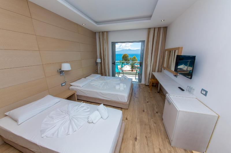 Triple Room with Balcony and Sea View image 1