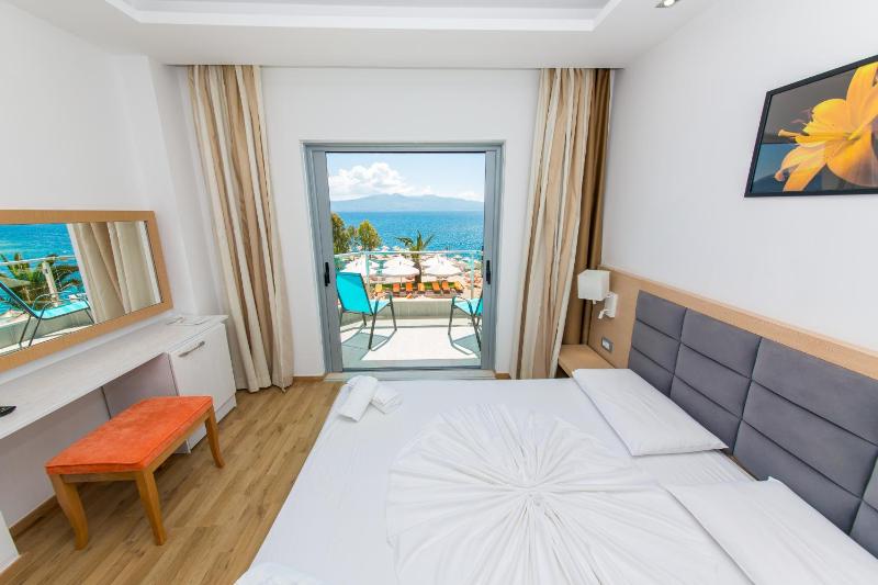 Double Room with Balcony and Sea View image 3