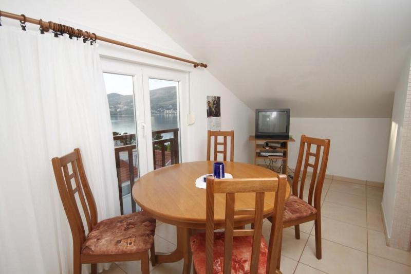 One-Bedroom Apartment with Balcony and Sea View image 2