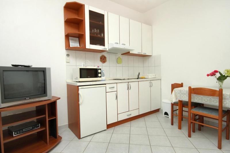 One-Bedroom Apartment with Terrace and Sea View image 3