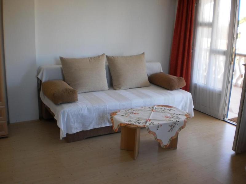 One-Bedroom Apartment image 3
