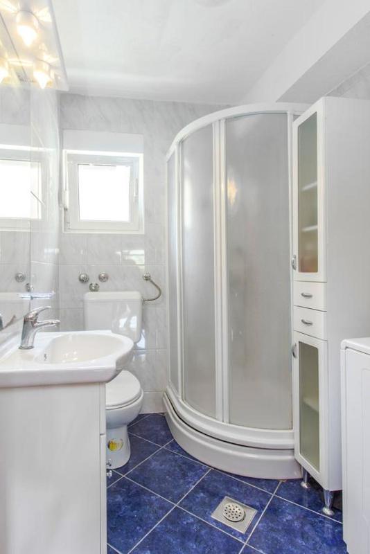 One-Bedroom Apartment with Terrace and Sea View image 3