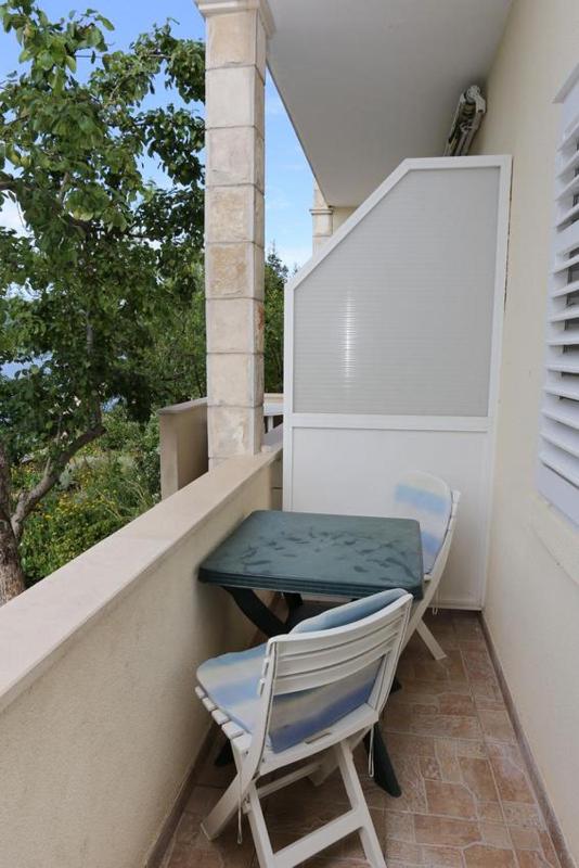 One-Bedroom Apartment with Balcony and Sea View image 3