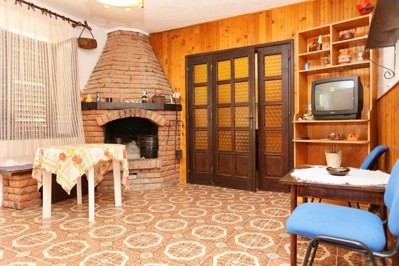 Three-Bedroom Apartment with Terrace image 3