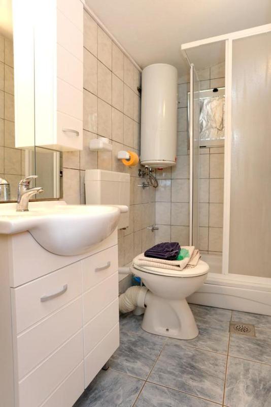 One-Bedroom Apartment with Balcony and Sea View image 4