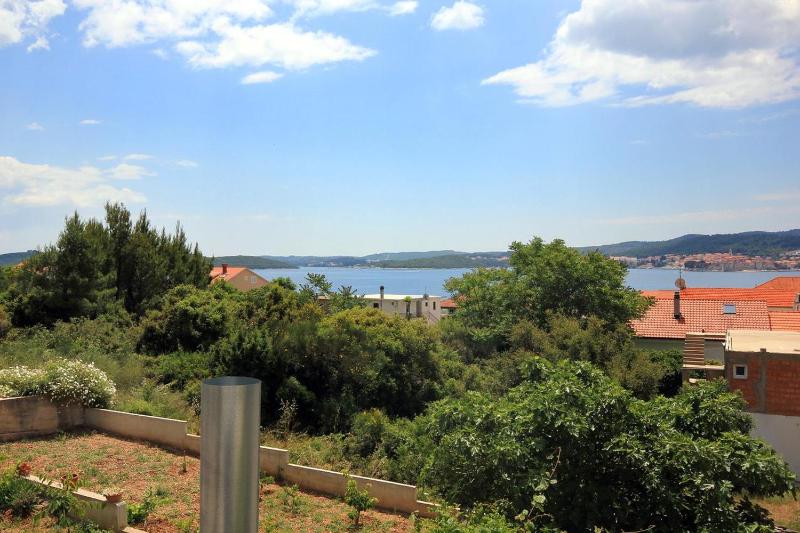 One-Bedroom Apartment with Terrace and Sea View image 1