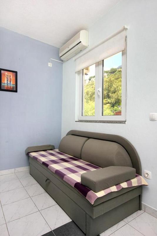 One-Bedroom Apartment with Terrace and Sea View image 3