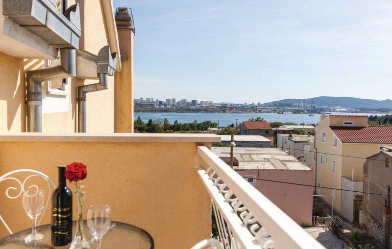 One-Bedroom Apartment with Balcony and Sea View image 1