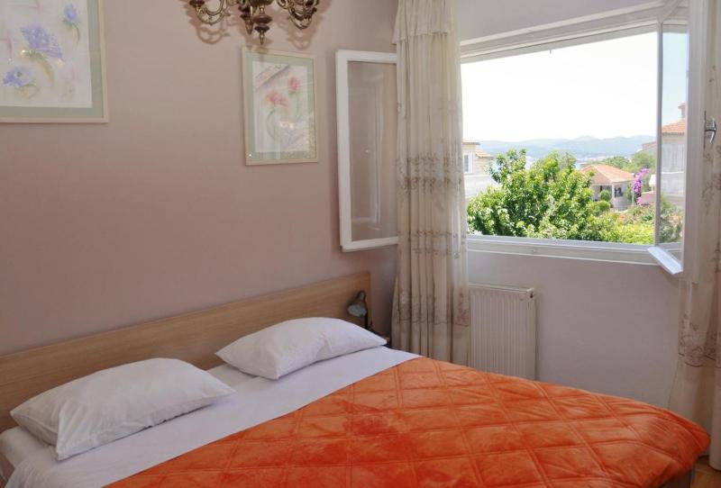 One-Bedroom Apartment image 3