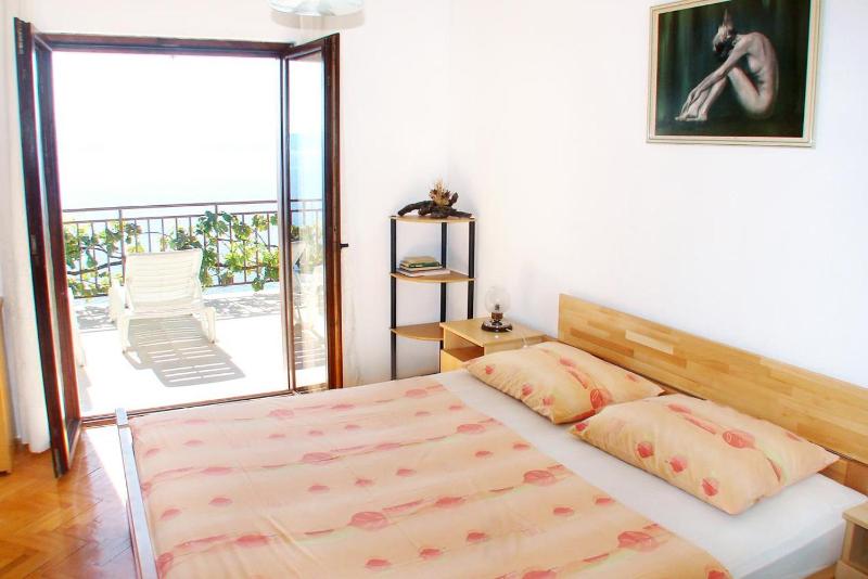 Three-Bedroom Apartment with Terrace and Sea View image 2