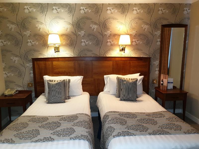 Twin Room image 4