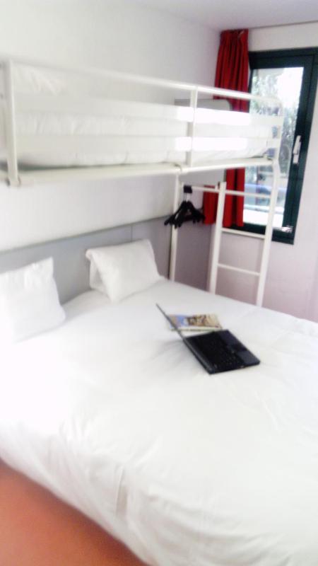 Triple Room (1 Double Bed + 1 Single Bed) image 2