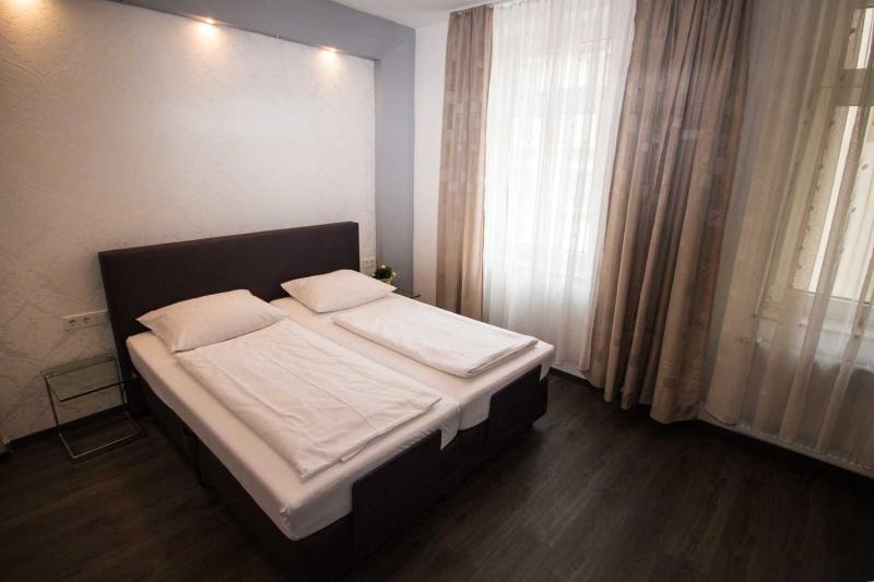 Double Room image 3