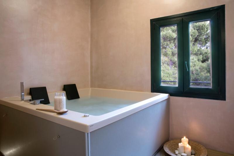 Avra Private Suites - image 15