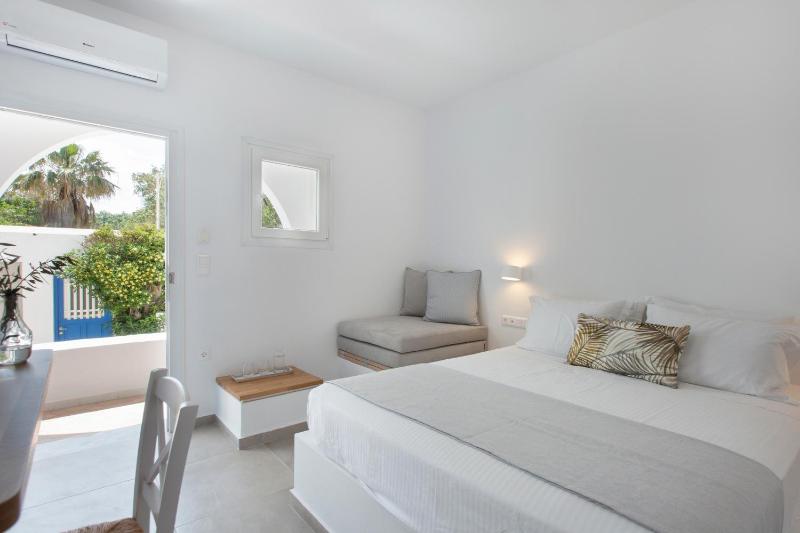 Double Room with Street View image 3