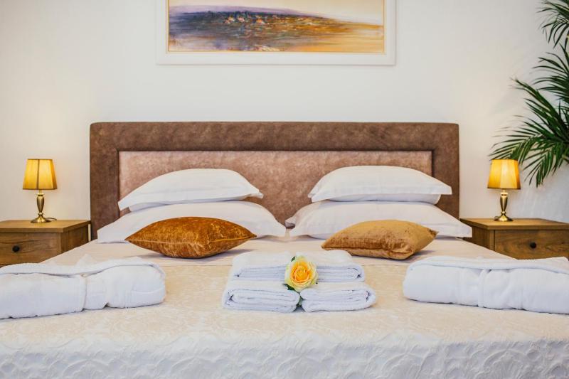 Deluxe Double or Twin Room with Balcony image 4