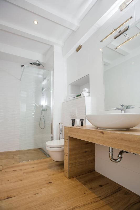 Deluxe Double or Twin Room with Balcony image 2