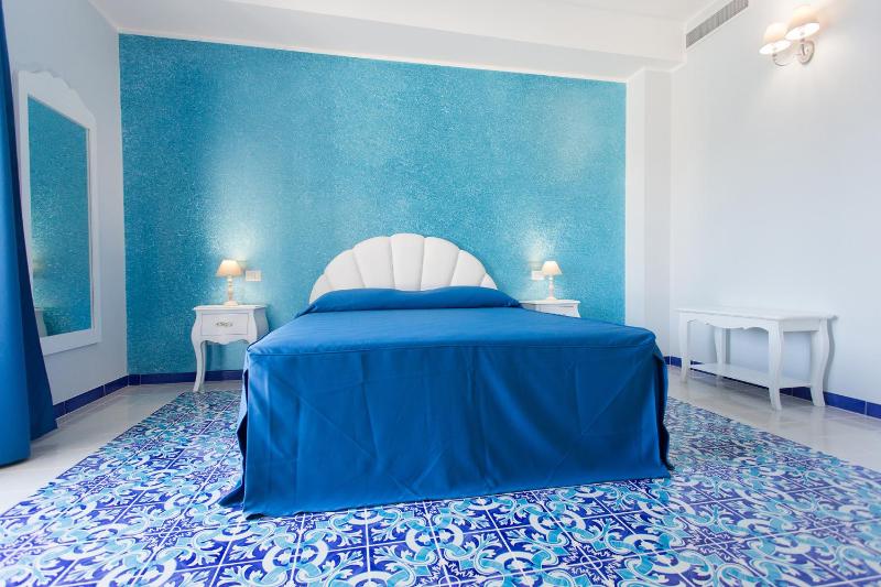 Superior Double Room image 4