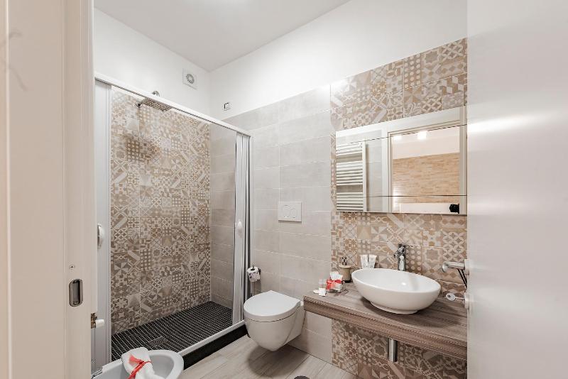 Deluxe Suite with Spa Bath image 2