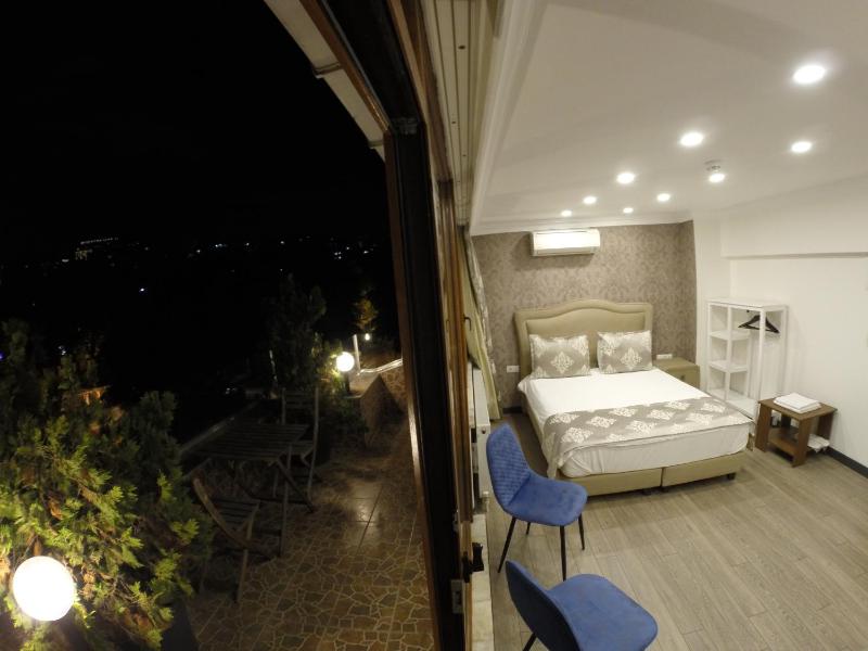 Deluxe Double Room with Balcony image 4