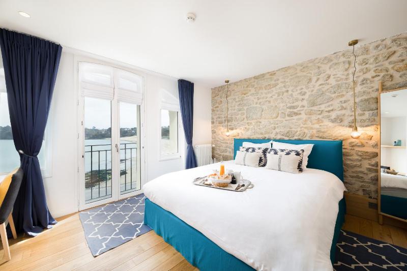 Deluxe Family Suite with Terrace image 4